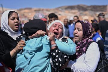 Mujeres lloran la perdida de sus seres queridos fallecidos en el terremoto en Moulay Brahim, provincia de Al Haouz (Marruecos).