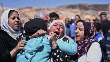 Mujeres lloran la perdida de sus seres queridos fallecidos en el terremoto en Moulay Brahim, provincia de Al Haouz (Marruecos).