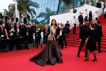 Mahlagha Jaberi posa para los fotógrafos durante la alfombra roja de la ceremonia de entrega de premios del 78.º Festival Internacional de Cine de Cannes.