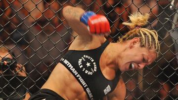 Cris Cyborg durante un combate. 