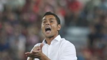 El entrenador del Almería Francisco Rodríguez durante el encuentro de la tercera jornada de Liga en Primera División que Almería y Córdoba están disputando esta noche en el estadio de los Juegos Mediterráneos, en Almería.