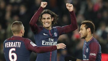 El uruguayo, Edinson Cavani, festejando un gol con el PSG.