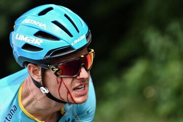 Jakob Fuglsang sufrió una dura caída durante la primera etapa del Tour de Francia 2019. Acabó con sangre en la cara. 