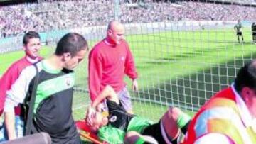 <b>ADIÓS. </b>En La Rosaleda y en camilla ha puesto Peter Luccin punto final a su paso por el Racing.