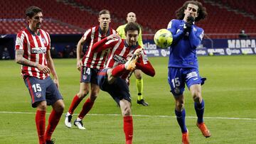 Vrsaljko ante Cucurella en el encuentro del Metropolitano.