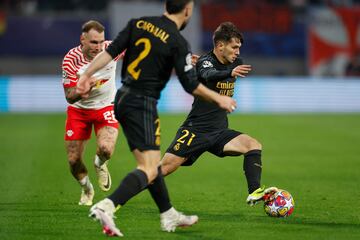 El centrocampista del Real Madrid arranca desde la banda derecha superaando a David Raum.