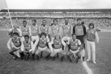 Rincón debutó con Independiente Santa Fe en 1986, bajó el mando de Jorge Luis Pinto y rápidamente se erigió como una de las figuras del fútbol nacional. Su capacidad física y técnica, lo convirtieron en uno de los mejores volantes de la historia colombiana.