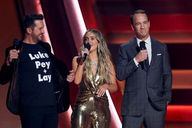 What did Peyton Manning say about Cowboys owner Jerry Jones during the Country Music Awards?