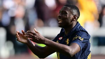 Juventus' French defender #20 Randal Kolo Muani celebrates after scoring a goal during the Italian Serie A football match between Juventus and Empoli at the "Allianz Stadium" in Turin, on February 2, 2025. (Photo by MARCO BERTORELLO / AFP)