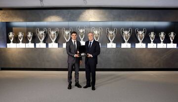 El nuevo fichaje del Real Madrid, Brahim Díaz, posa junto a Florentino Pérez, presidente del Real Madrid.