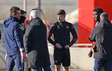 Kike Salas durante el entrenamiento de esta mañana en Sevilla. 