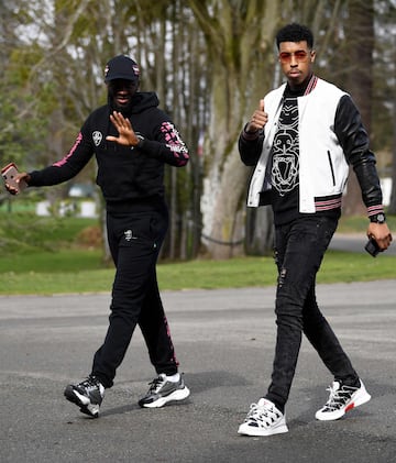 Presnel Kimpembe y Tanguy Ndombele a su llegada a la concentración en Clairefontaine-en-Yvelines. 