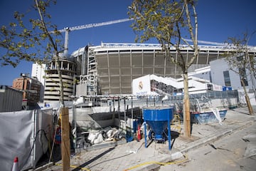 El conjunto blanco sigue dando forma a la remodelación del Santiago Bernabéu. El Estado de Alarma decretado por el Gobierno no ha paralizado las obras.