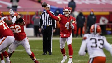 Chad Henne entr&oacute; al relevo por Patrick Mahomes, que sali&oacute; en el tercer periodo por una concusi&oacute;n. Baker Mayfield complet&oacute; 23 pases para 204 yardas.