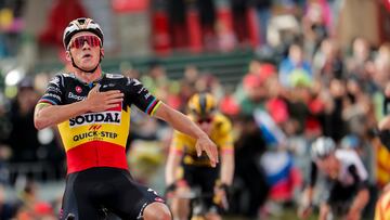 Remco Evenepoel celebra su victoria en Arinsal, meta de la tercera etapa de La Vuelta 2023, por delante de Jonas Vingegaard y Juan Ayuso.