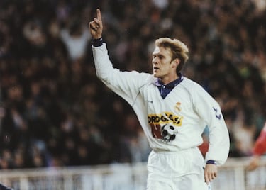 A comienzos de la década de los 90, el Madrid comenzaba a notar los efectos de una nueva crisis económica. Los grandes fichajes tocaban a su fin, pero el Mundial de Italia y, sobre todo, la caída del Muro de Berlín, había abierto un nuevo mercado: los países del Este de Europa. Tras ese Mundial, el Madrid contrató a Gheorghe Hagi, la estrella de Rumanía; a Predrag Spasic, un férreo central yugoslavo, y se fijó en un talento descomunal llamado Robert Prosinecki. Así que Ramón Mendoza se lanzó a por ese jugador que despuntaba en el Estrella Roja y en la selección balcánica. Pero se encontró con un duro enemigo: la burocracia yugoslava. Según sus normas, ningún deportista menor de 25 años podría salir del país. Ese fue el primer problema. El segundo fue, que pese a firmar al jugador en diciembre de 1990, la extraordinaria campaña del Estrella Roja en la Copa de Europa (se proclamaría campeón al derrotar al Olympique de Marsella en Bari), hacía prácticamente imposible su marcha. El tercer problema era un viejo conocido: Miljan Miljanic, el exentrenador blanco era el presidente de la Federación Yugoslava, y se negaba a autorizar el tránsfer del centrocampista. Una oferta de 450 millones de pesetas a las autoridades balcánicas facilitó el pase de Prosinecki. Su rendimiento en el Madrid ya sería otra cosa...