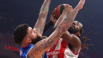 BELGRADE (Serbia), 04/04/2025.- Crvena Zvezda's John Brown III (R) in action against Efes' Vincent Poirier (L) during the Euroleague basketball match between Crvena Zvezda Belgrade and Anadolu Efes Istanbul in Belgrade, Serbia, 04 April 2025. (Baloncesto, Euroliga, Belgrado, Estanbul) EFE/EPA/ANDREJ CUKIC