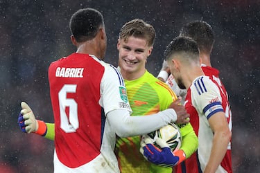 El Portero se estrenó en la Copa de la Liga en 2024 a los 16 años, batiendo un récord histórico como el titular más joven del Arsenal. A su corta edad ya transmite serenidad bajo palos, y muchos lo ven como un guardián de largo recorrido en el Emirates.