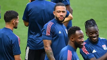 Lyon&#039;s Dutch forward Memphis Depay (C) attends a training session at the Stade de France stadium in Saint-Denis, north of Paris, on July 30, 2020, on the eve of the French League Cup final football match between Paris Saint-Germain (PSG) and Lyon (OL