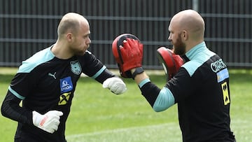 La Eurocopa inicia mañana su andadura y las distintas selecciones ultiman la puesta a punto de los jugadores en sus respectivos lugares de concentración. En la imagen el preparador de porteros de Austria, Rober Almer (derecha), trabaja con A