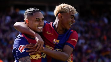 Raphinha y Lamine celebran uno de los goles del Barça.