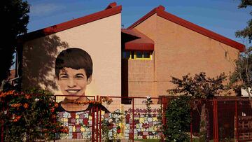 Pintura de Carlos Alcaraz el el muro de una escuala de El Palmar.