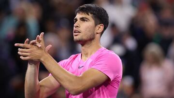 Carlos Alcaraz aplaude al p¨²blico de Indian Wells.