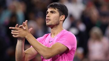 Carlos Alcaraz aplaude al público de Indian Wells.