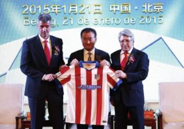 El empresario chino Wang Jianlin, Enrique Cerezo y Miguel Ángel Gil Marín firmaron un acuerdo de compra del 20% del Club por 45 millones de euros.
