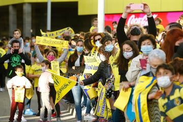 As赤 recibieron los seguidores al Villarreal a su llegada al estadio.