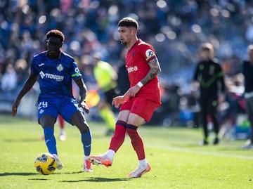 Fue un cerrojo en su banda. Se mantuvo en esa lnea de solvencia defensiva de la que est haciendo gala esta temporada. Hizo un partido ms que correcto contra su ex y el Sevilla lo echar de menos frente al Bar?a ya que vio la quinta amarilla en el Coliseum.