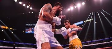 Canelo Alvarez y Caleb Plant durante su combate en Las Vegas.