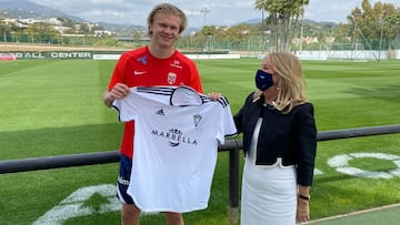 Erling Haaland sostiene la camiseta del Marbella acompa?ado de la alcaldesa de la ciudad malague?a, ?ngeles Mu?oz.