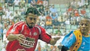 <b>MUY DISPUTADO. </b>Bácaro, de ElPozo, y Ciço pelean por un balón.