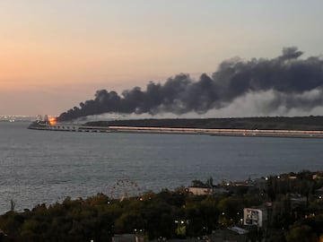 El Puente de Crimea es el más largo de Europa y uno de los más estratégicos del continente. La NAK, Comité Nacional Antiterrorista de Rusia, ha informado de una explosión de un camión la cual ha provocado el incendio de varios tanques.