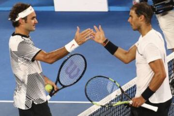 Rafa Nadal felicita a Roger Federer tras su victoria.