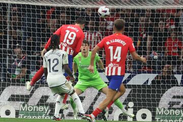 Morata marca de cabeza contra el Real Madrid en Liga. 