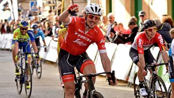 GRAF7298. PALMA DE MALLORCA (ESPAÑA), 25/01/2018.- El ciclista alemán John Degenkolb(c), entra en meta vencedor tras la primera etapa de la XXVII Challenge vuelta a Mallorca, disputada entre las localidades de Campos-Felanitx-Porreres- Ses Salines. EFE/Atienza