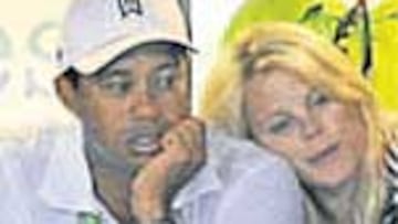 Tiger, con su novia, en el tenis.