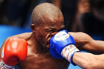 Moruti Mthalane es golpeado por Masayuki Kuroda de Japón durante su pelea de boxeo por el título de peso mosca de la FIB en Tokio el 13 de mayo de 2019.