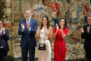 La nadadora Alba Vázquez (c), oro y plata en los Mundiales júnior de 2019 a los 17 años, recibe el Premio Princesa Leonor de manos del rey Felipe VI y la reina Letizia.