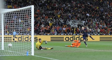 Andrés Iniesta marca el 0-1 para España.