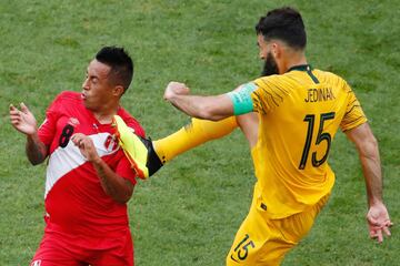 Jedinak casi golpea con los tacos en la cara a Cueva.