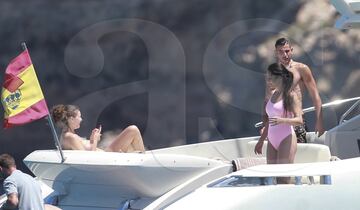 Theo Hernández y su novia Adriana Pozueco de vacaciones en Ibiza.