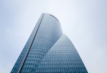 57 plantas. Inaugurado en 2007. Uso de oficinas.
Durante 7 meses, hasta que le superó su vecina, la Torre de Cristal, fue el edificio más alto de España. 