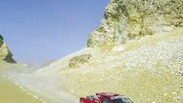 <b>EJEMPLO A SEGUIR. </b>Ari Vatanen, en la foto durante el último Dakar al volante de su Nissan oficial, ganó más prestigio todavía con el cambio de los rallys al desierto.