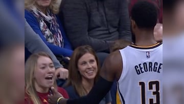 El pelotazo de Paul George a una fan que ya es viral