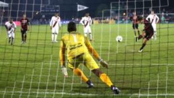 Chicharito desde el punto de penalti.