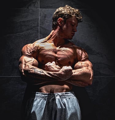 Anton Ratushnyi es un joven de tan solo 20 años que se ha convertido en una de las mayores sensaciones del mundo del culturismo. El culturista ha ha superado, 57 años después, el récord de Schwarzenegger de ser el culturista profesional más joven de la historia tras ganar el título de la división nacional del NPC en Texas. Posee un físico estéticamente impecable, un atributo que ha dejado a muchos boquiabiertos.