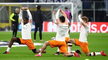 MILAN, ITALY - FEBRUARY 19: Geoffrey Kondogbia of Valencia CF during the warm up prior to the UEFA Champions League round of 16 first leg match between Atalanta and Valencia CF at San Siro Stadium on February 19, 2020 in Milan, Italy. (Photo by Marco Lu